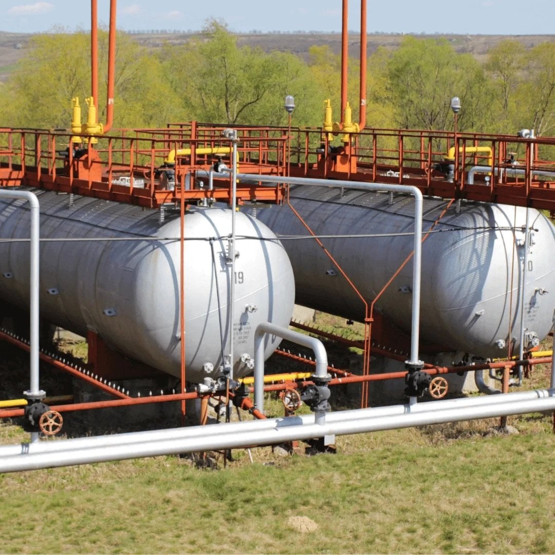 Tanques horizontais cilíndricos em plataforma industrial